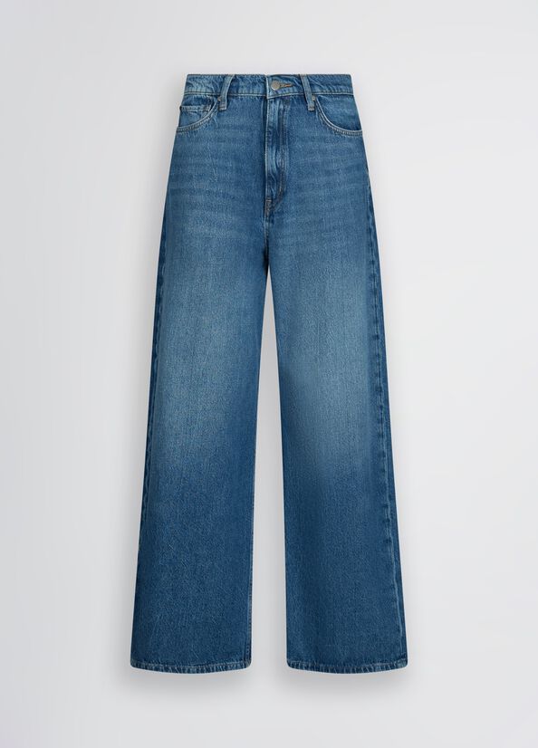 Low-rise baggy jeans