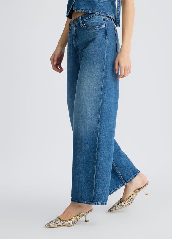 Low-rise baggy jeans