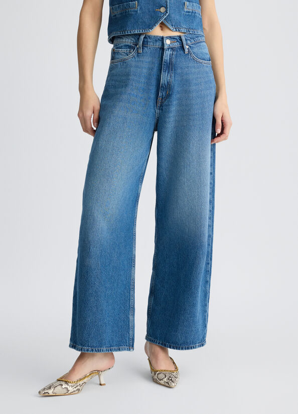 Low-rise baggy jeans