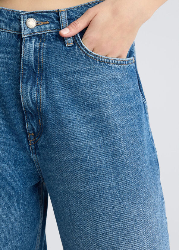 Low-rise baggy jeans