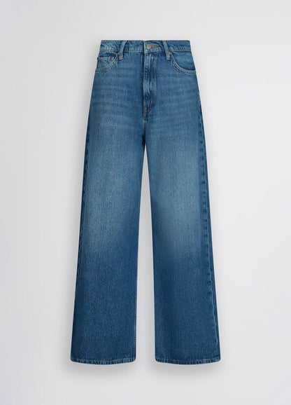 Low-rise baggy jeans